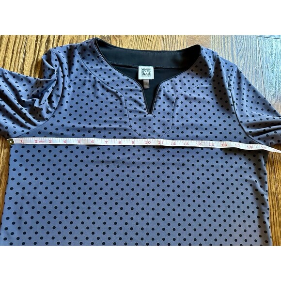 ANNE KLEIN Polka Dot Stretchy Split Neck Women’s Top Tunic Size Small Black Gray - Picture 3 of 6